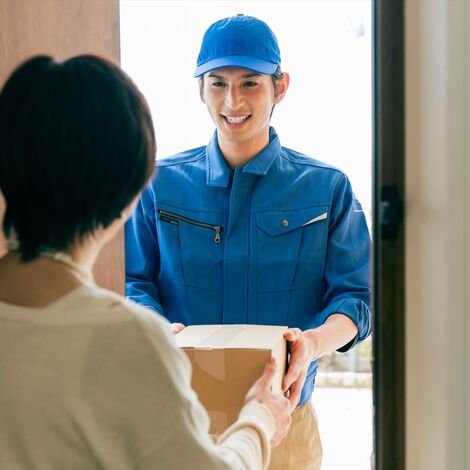 宅配に来た男性スタッフ